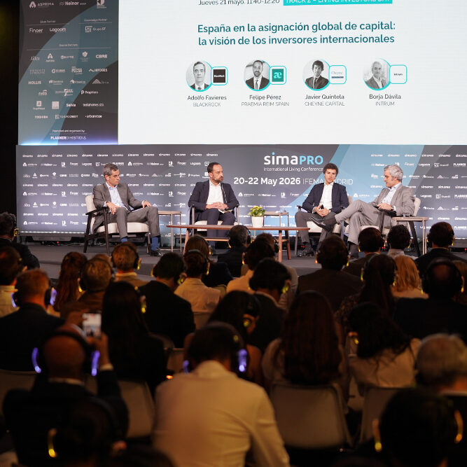 Conferència internacional del sector immobiliari durant el SIMA 2026 a IFEMA Madrid, amb experts i inversors debatent sobre la inversió global i el futur del mercat residencial.